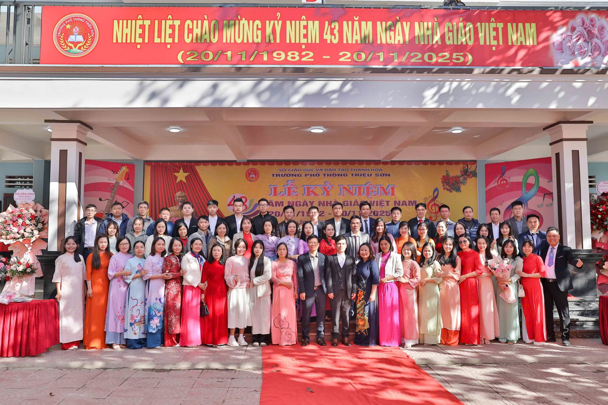 Tập thể giáo viên PT Triệu Sơn